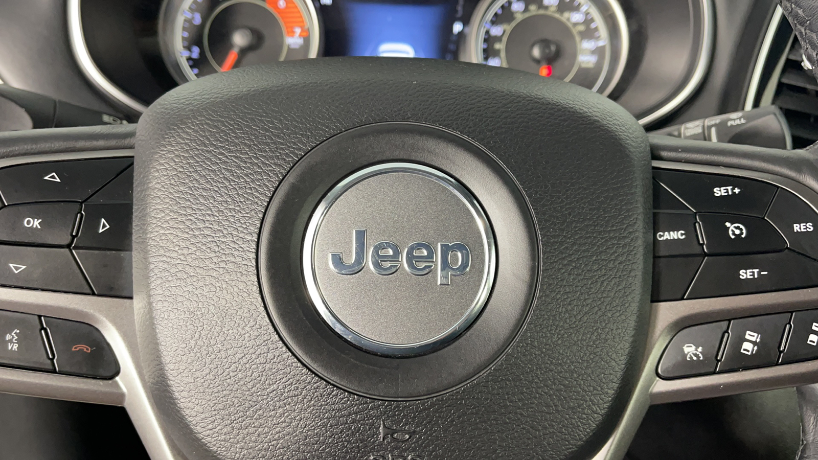 2019 Jeep Cherokee Overland 27