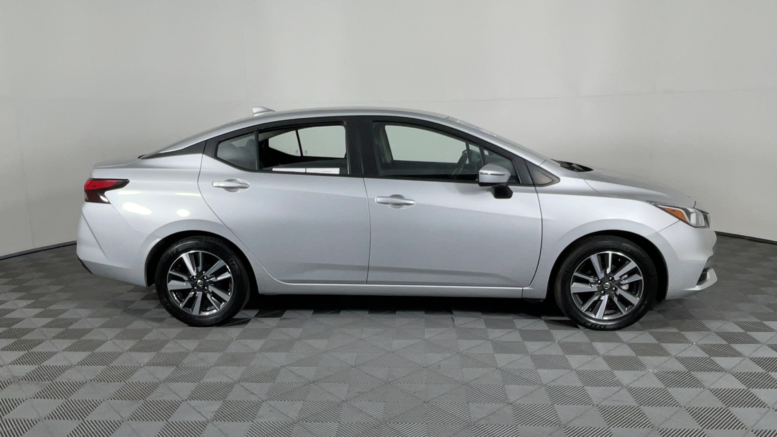 2021 Nissan Versa 1.6 SV 3