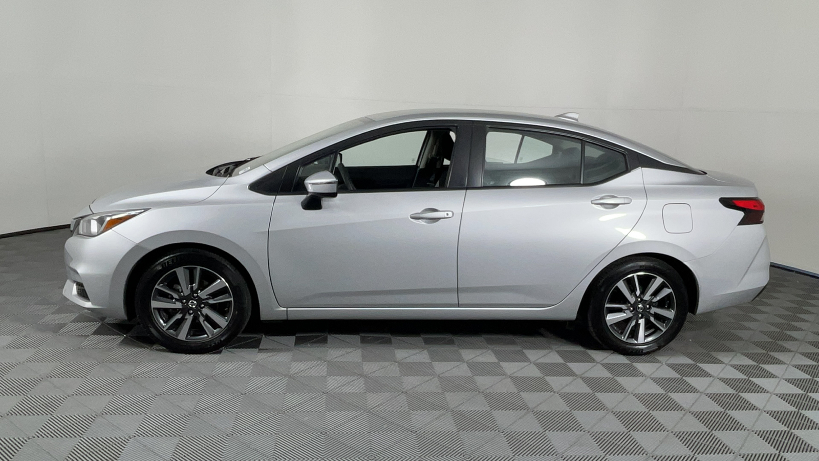 2021 Nissan Versa 1.6 SV 7