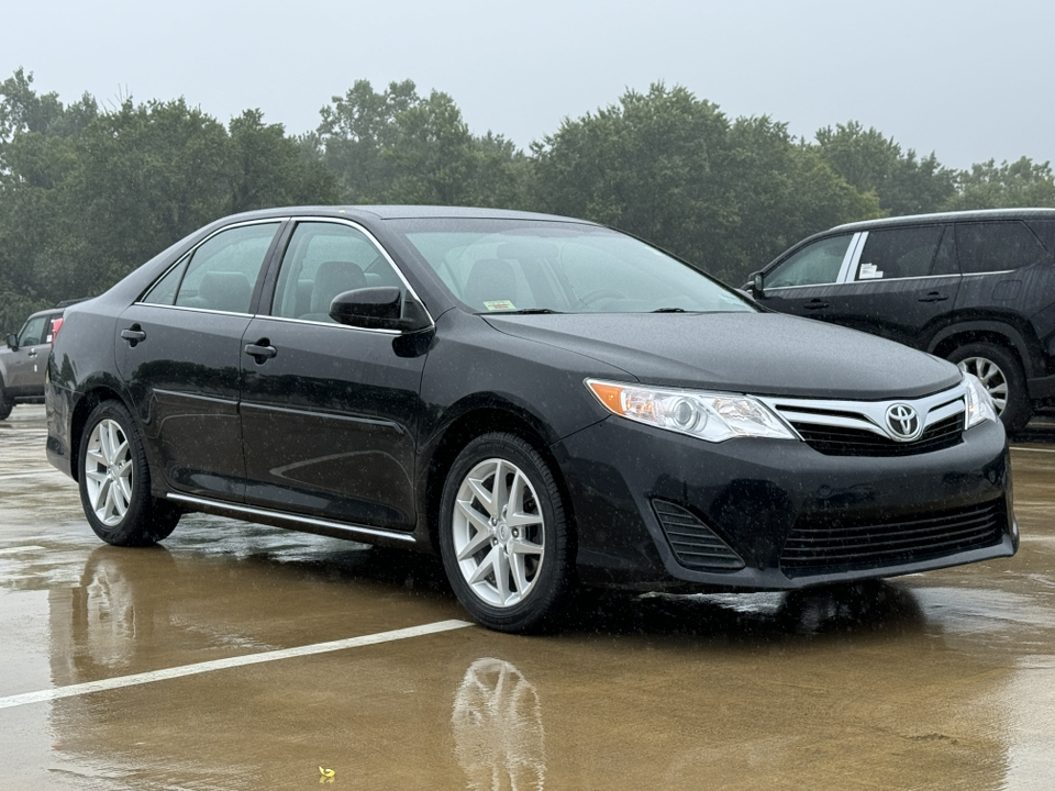 2013 Toyota Camry LE 32