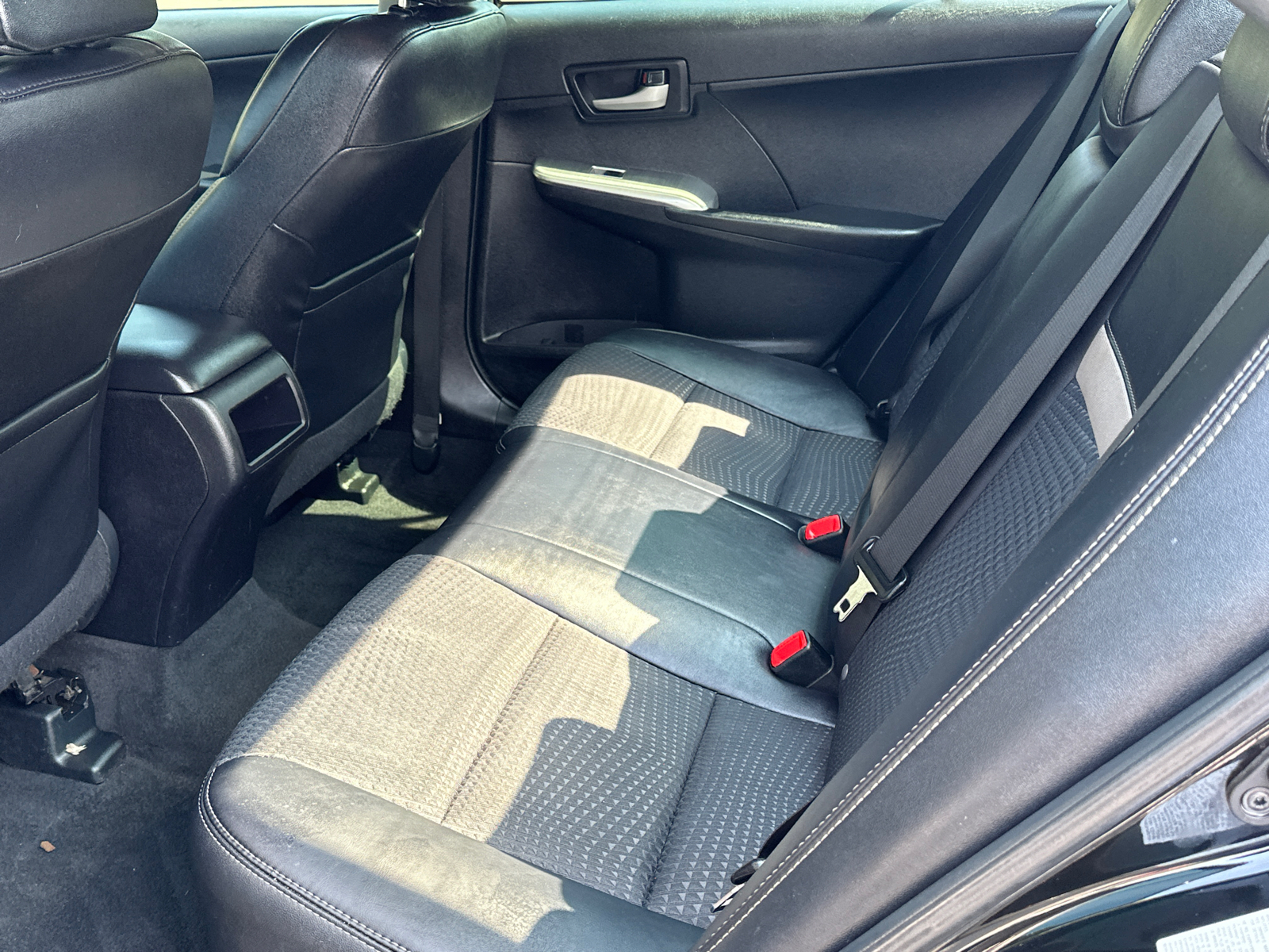 2014 Toyota Camry SE 16