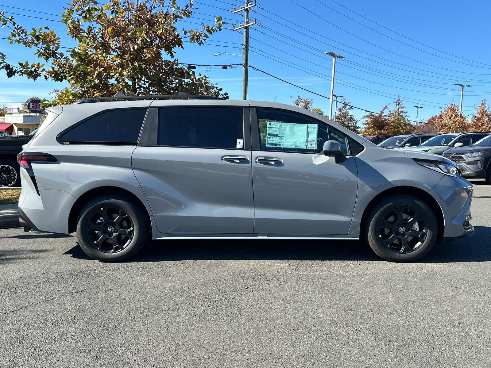 2025 Toyota Sienna Woodland Edition 2