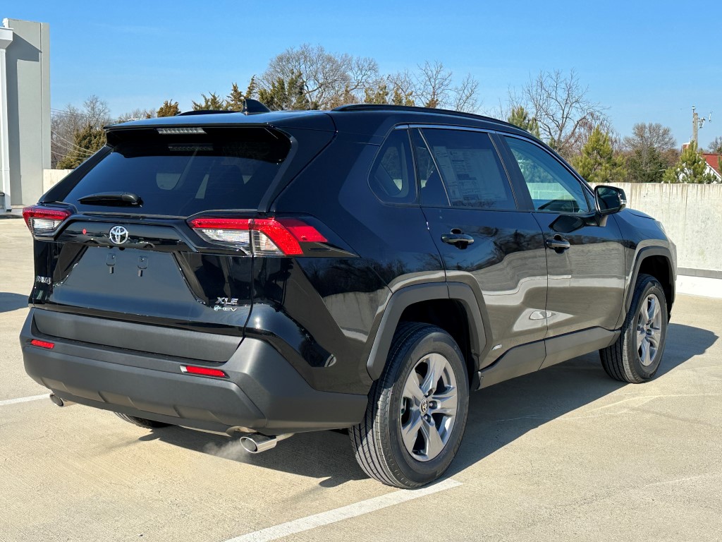 2025 Toyota RAV4 Hybrid XLE 3