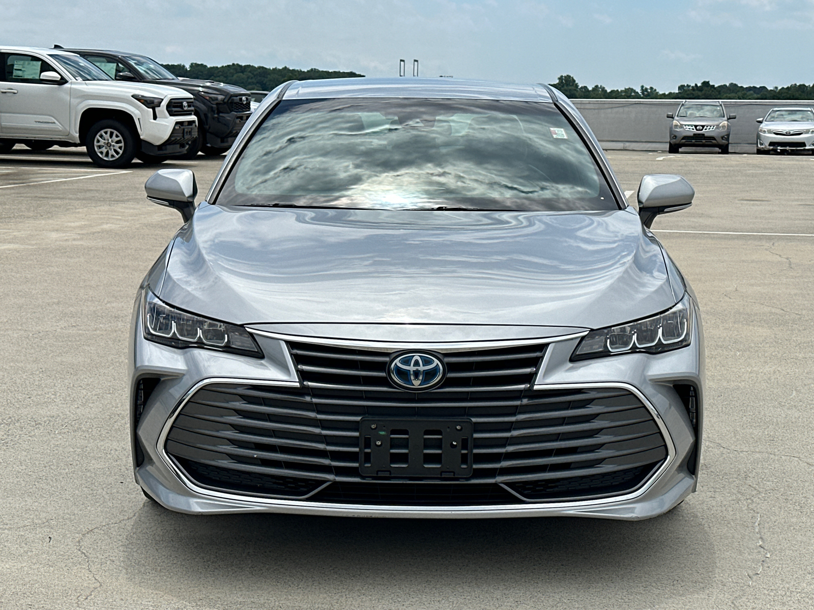 2019 Toyota Avalon Hybrid XLE 2