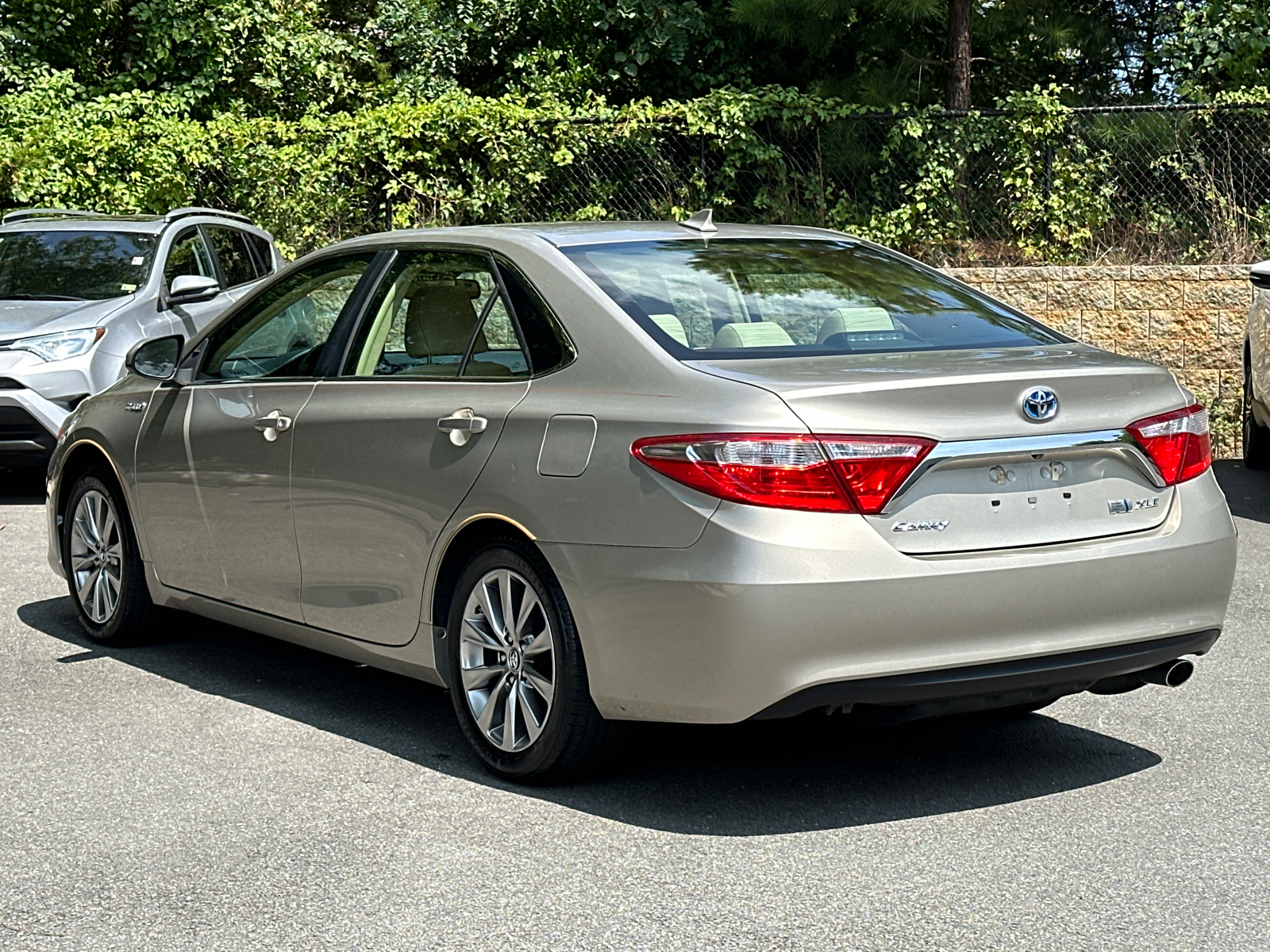 2017 Toyota Camry Hybrid XLE 3