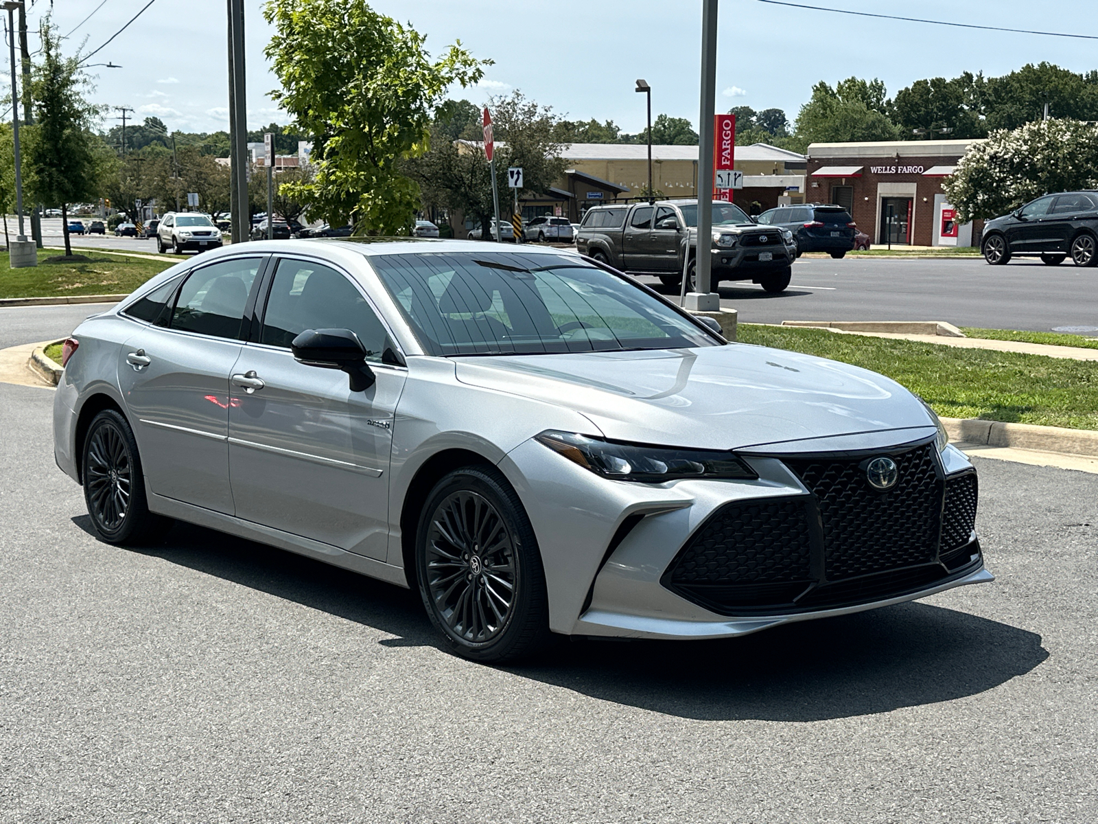 2021 Toyota Avalon Hybrid XSE 31