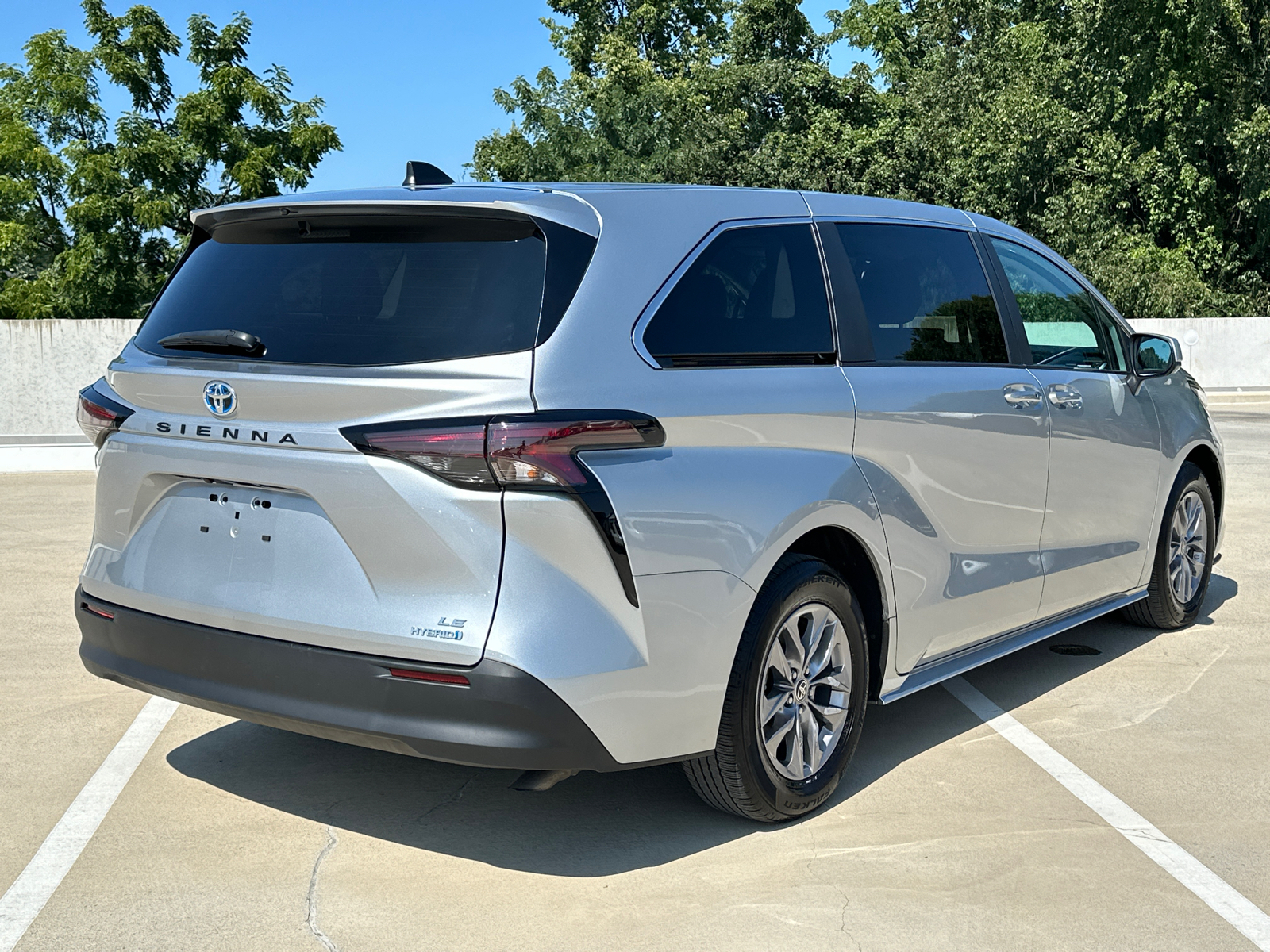 2023 Toyota Sienna LE 7