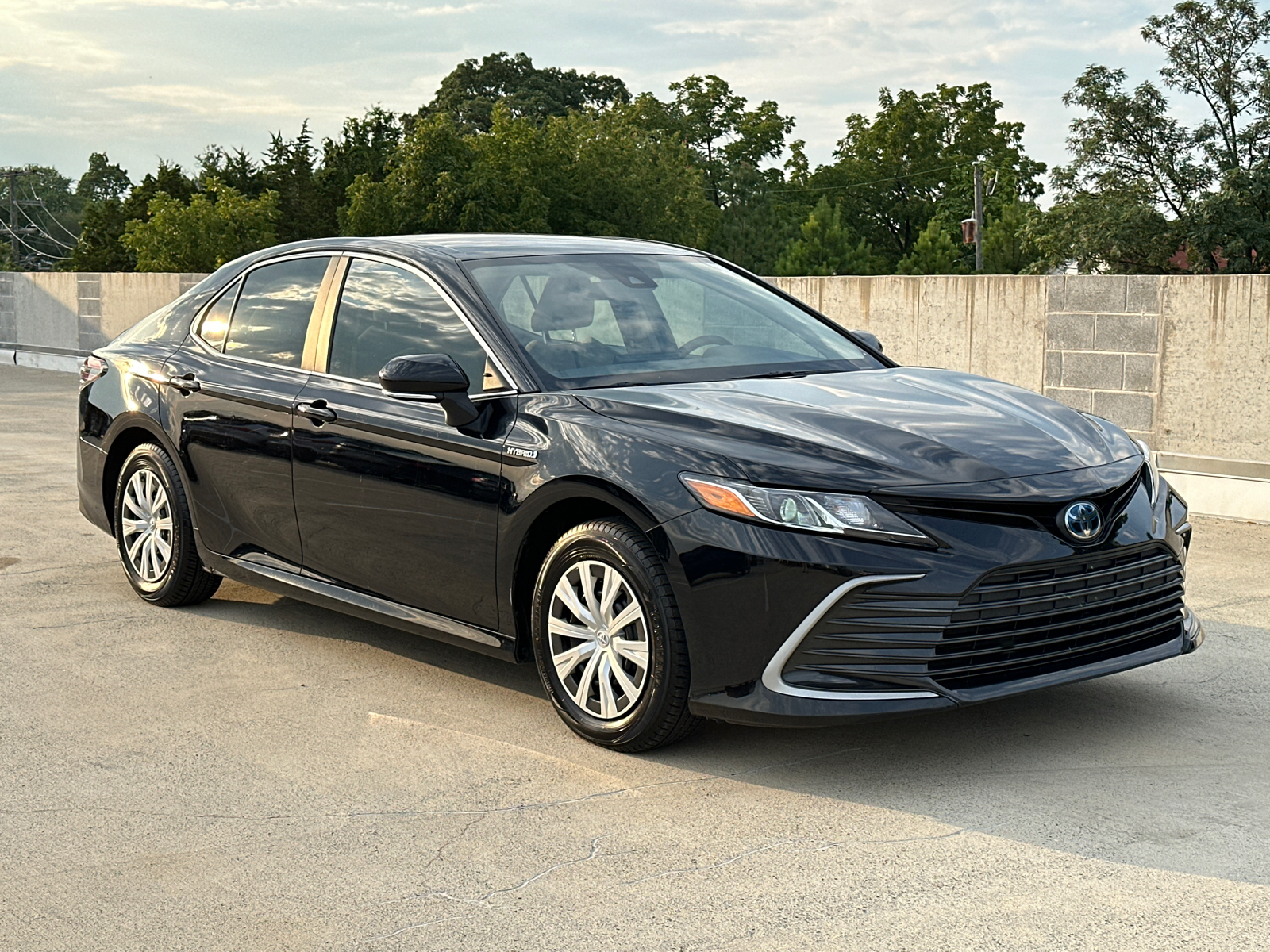 2021 Toyota Camry Hybrid LE 32