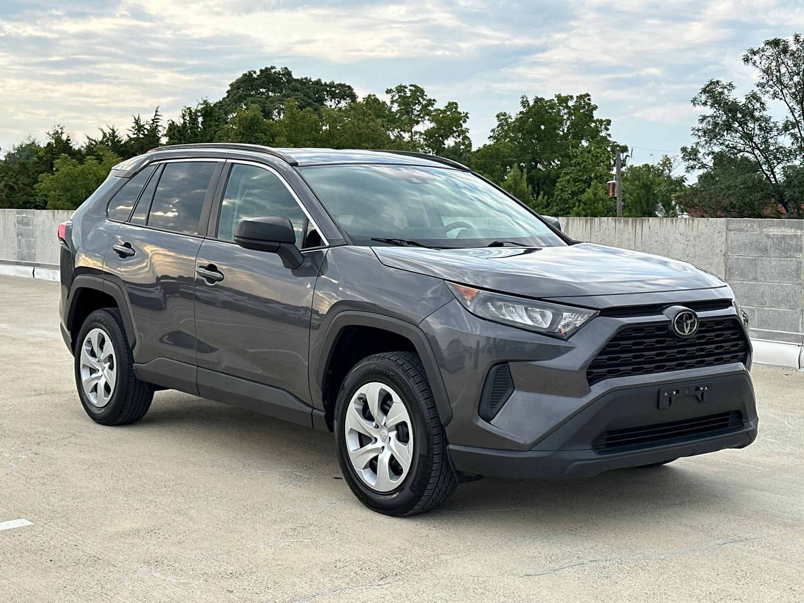 2020 Toyota RAV4 LE 31