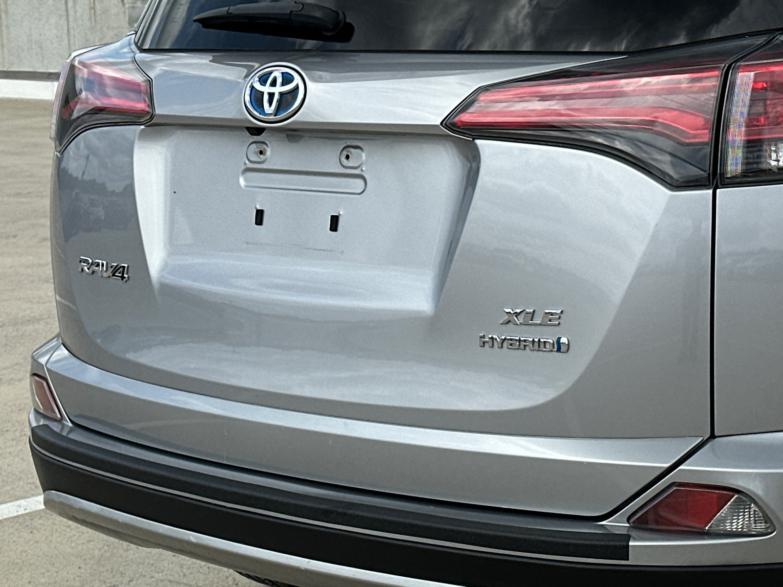 2018 Toyota RAV4 Hybrid XLE 8