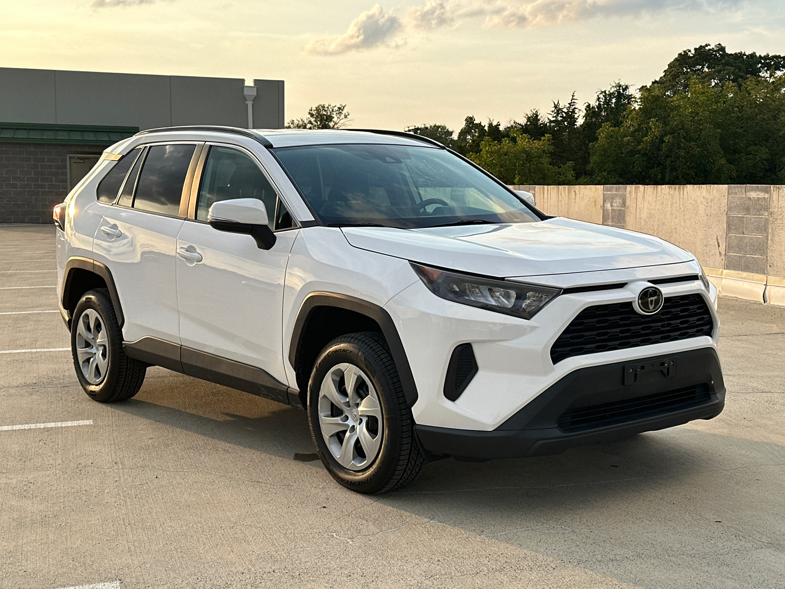 2020 Toyota RAV4 LE 32