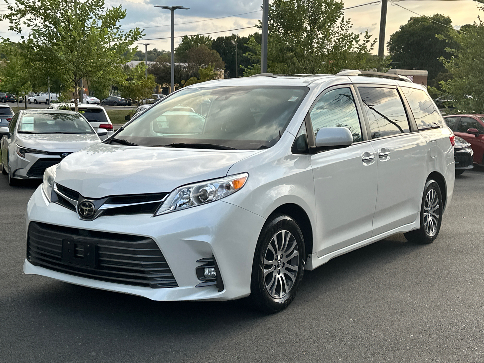 2020 Toyota Sienna XLE 3