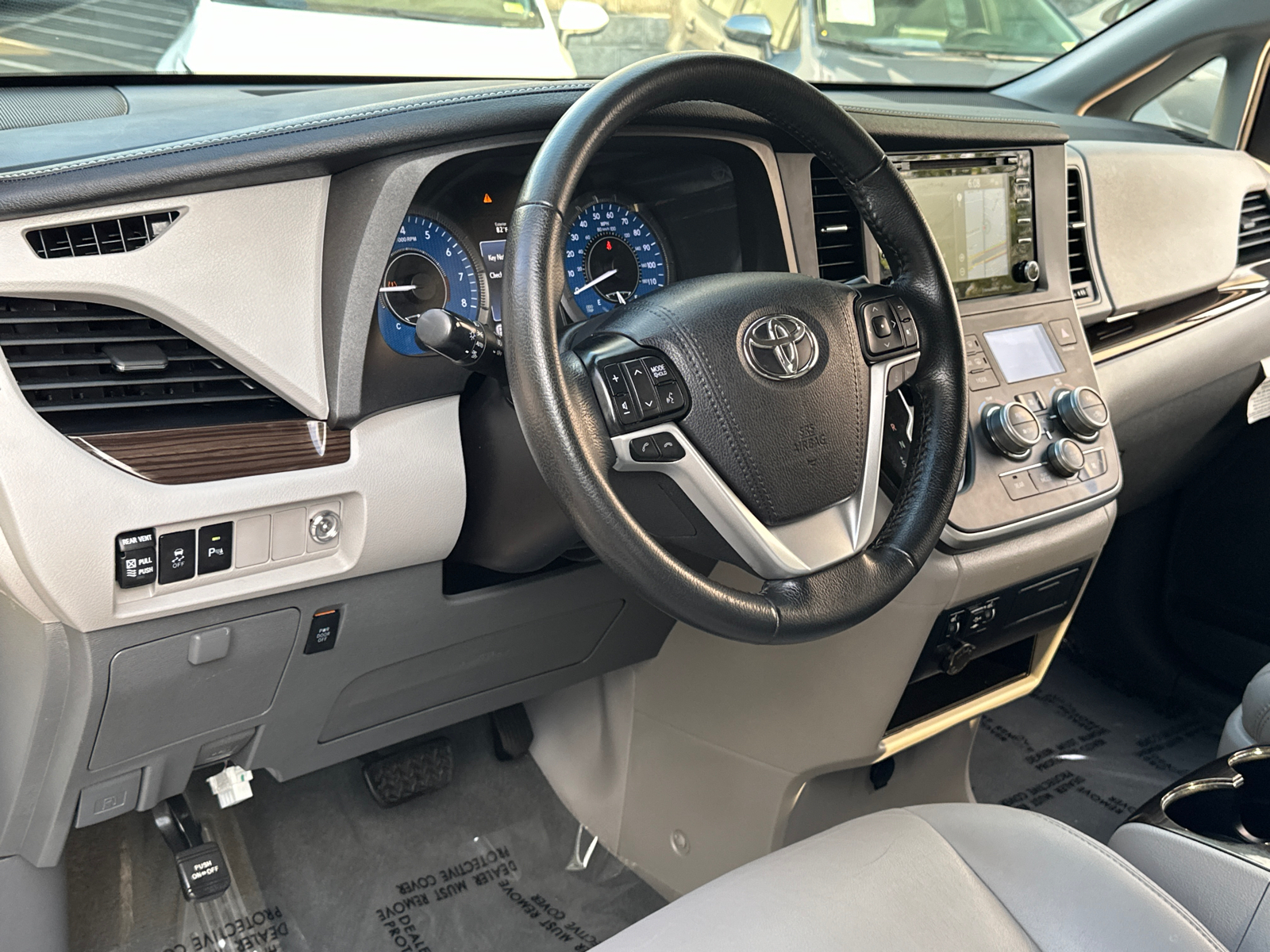 2020 Toyota Sienna XLE 21