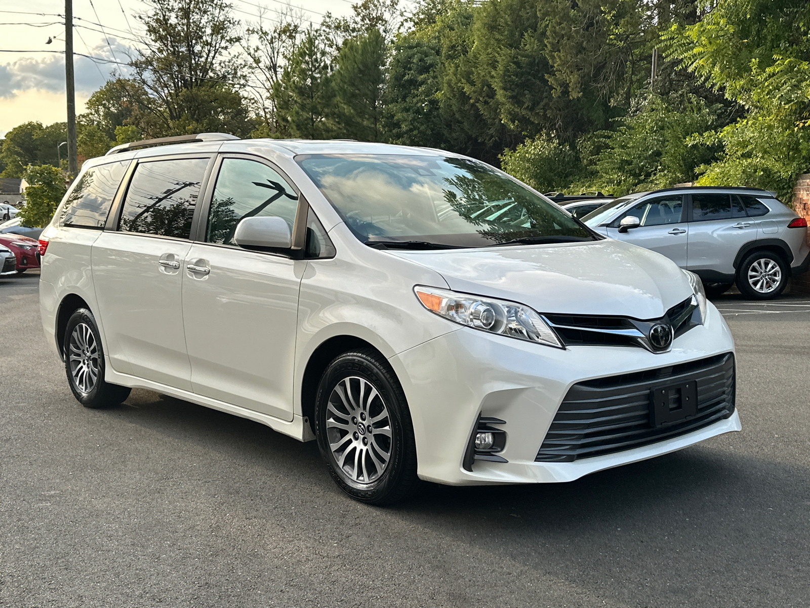 2020 Toyota Sienna XLE 35