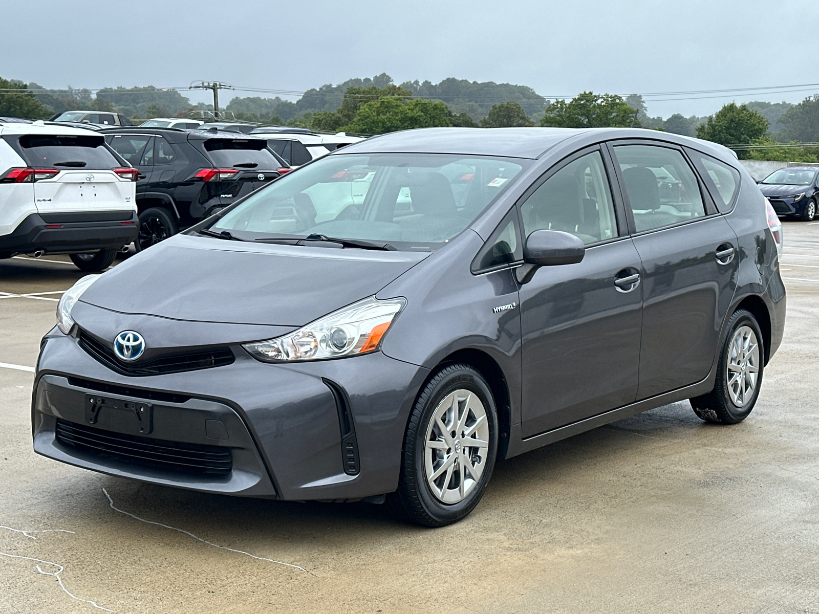 2015 Toyota Prius v Two 3