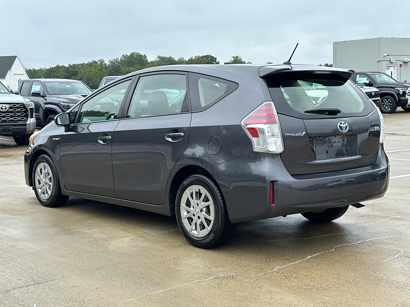 2015 Toyota Prius v Two 7