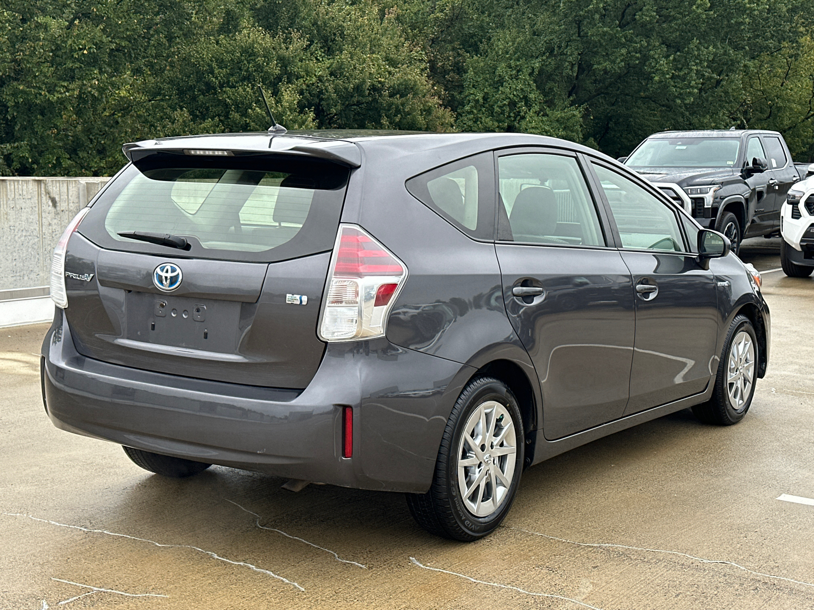 2015 Toyota Prius v Two 8