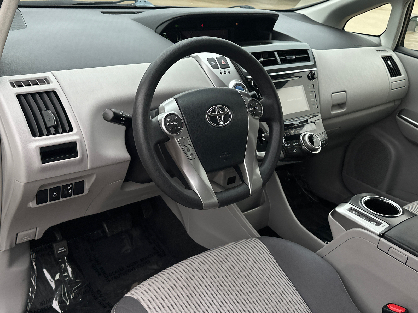 2015 Toyota Prius v Two 19