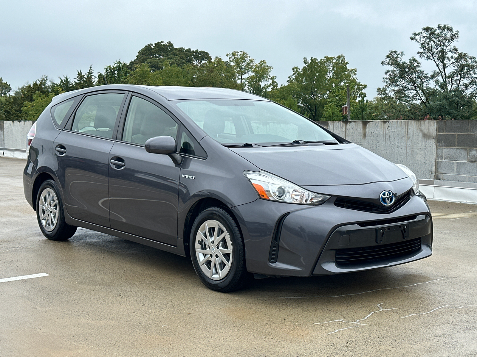 2015 Toyota Prius v Two 32