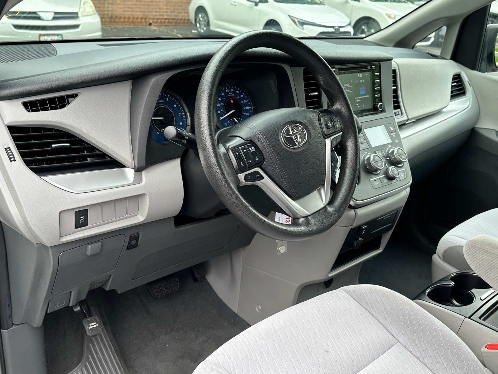 2020 Toyota Sienna LE 17