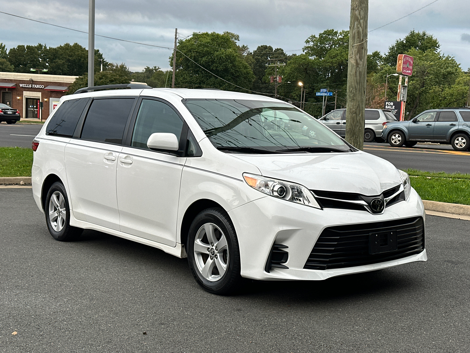 2020 Toyota Sienna LE 31