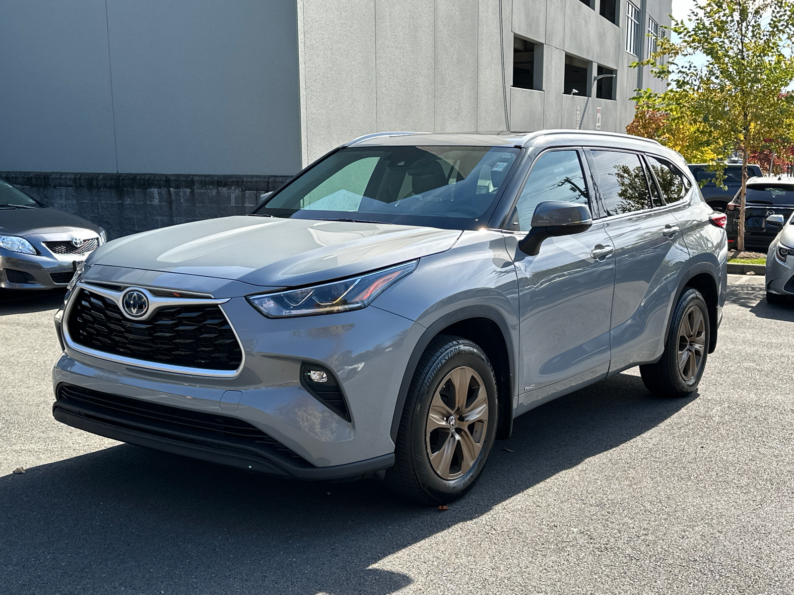 2022 Toyota Highlander Hybrid Bronze Edition 2