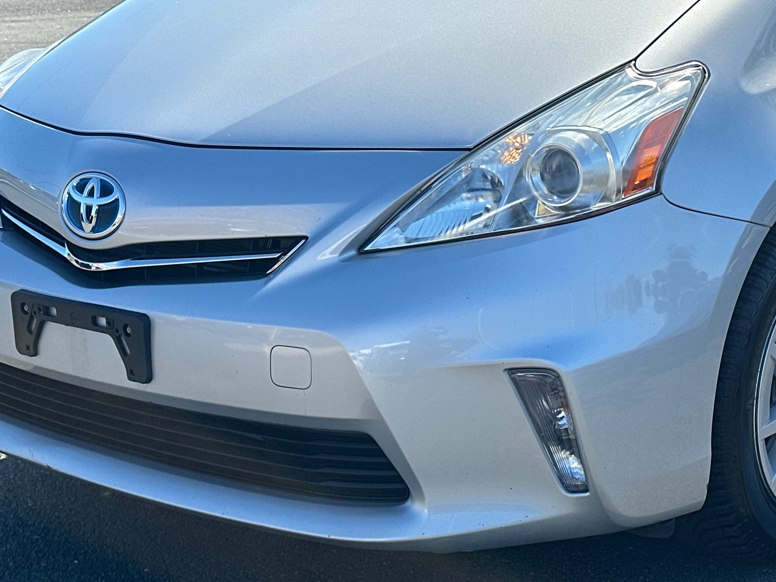 2013 Toyota Prius v Two 3