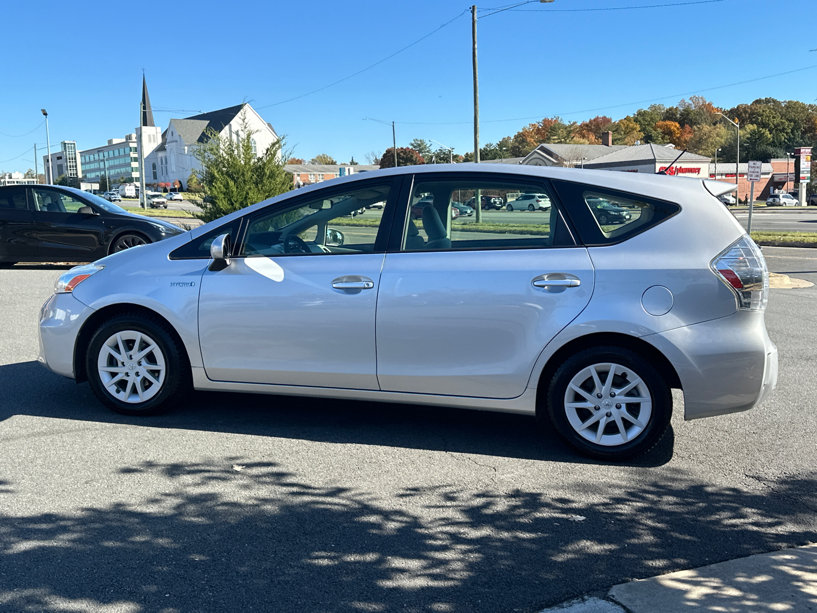 2013 Toyota Prius v Two 5