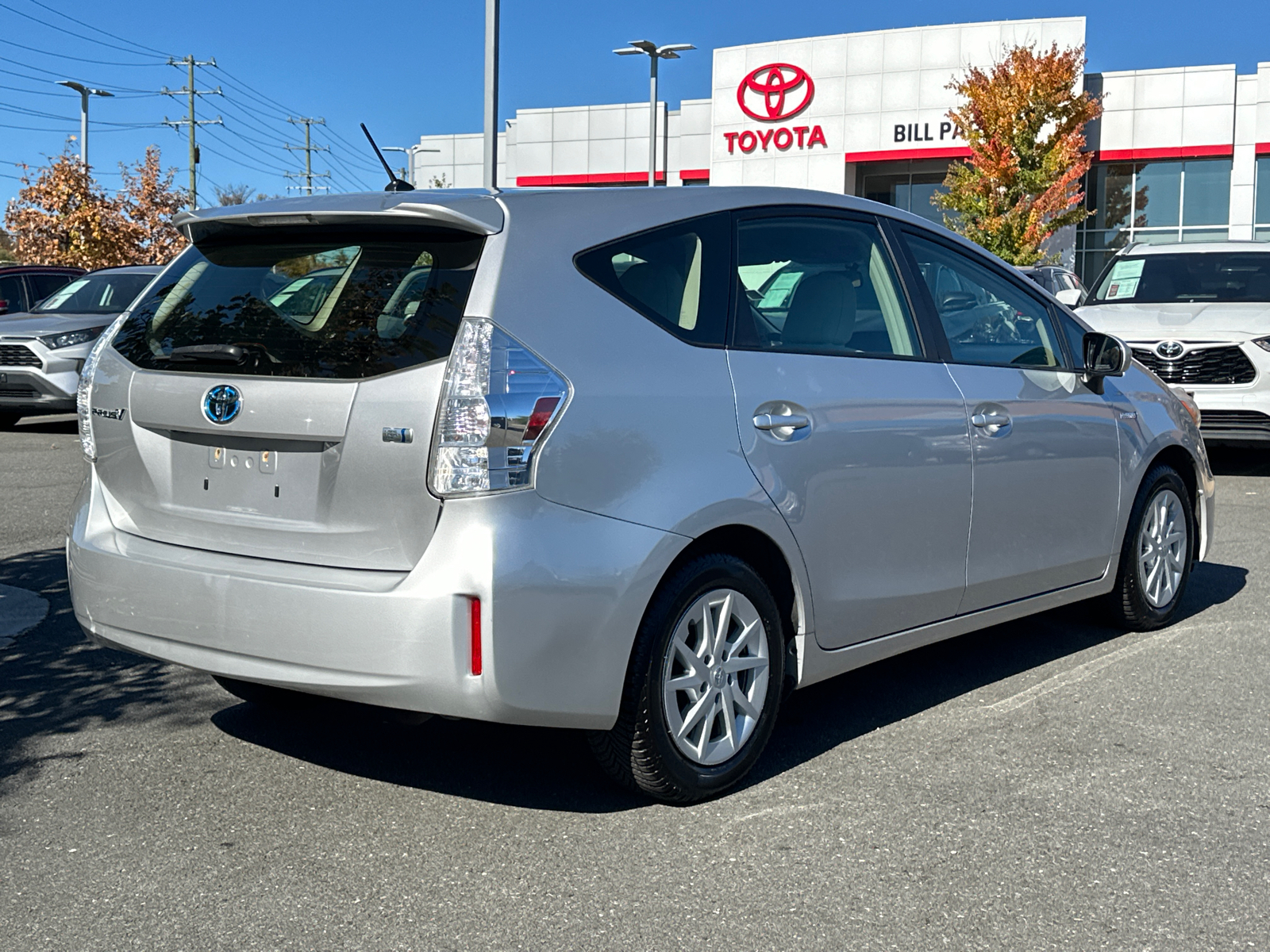 2013 Toyota Prius v Two 6