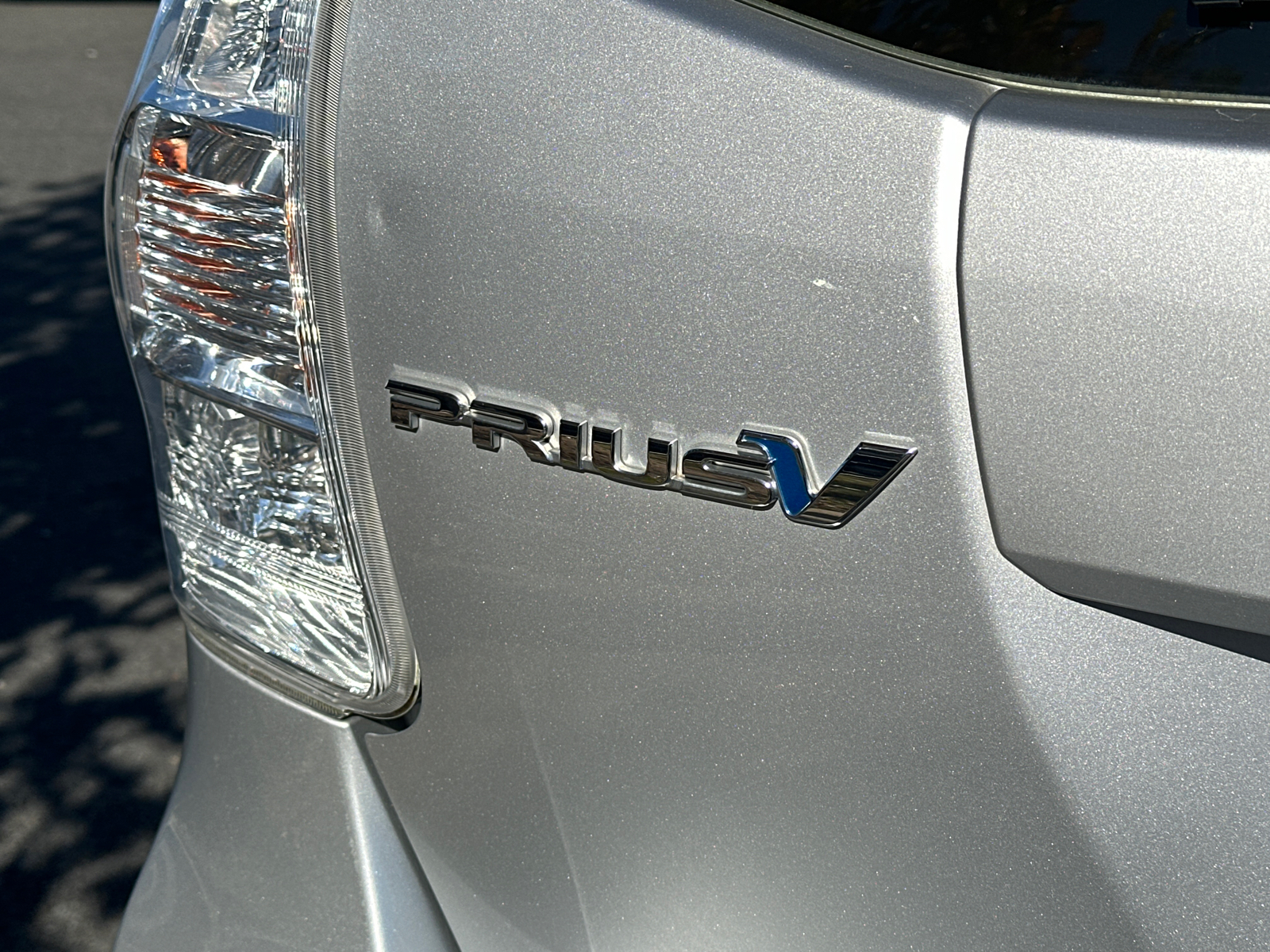 2013 Toyota Prius v Two 8