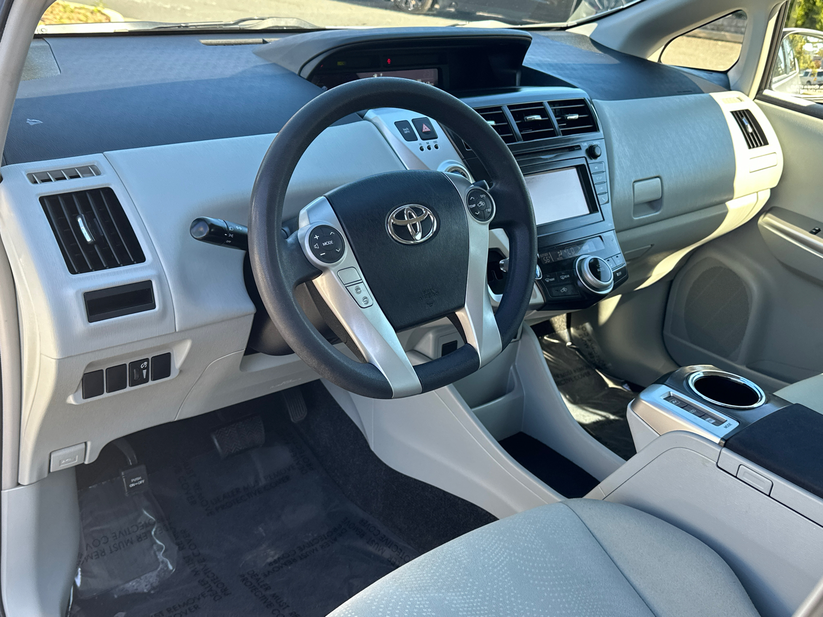 2013 Toyota Prius v Two 17