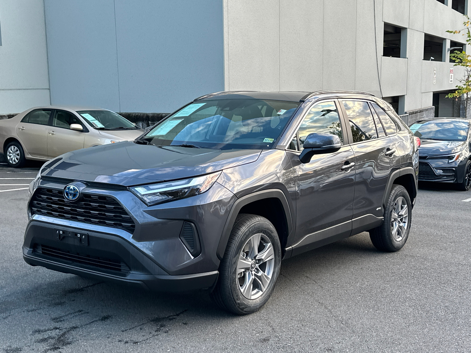 2023 Toyota RAV4 Hybrid XLE 3