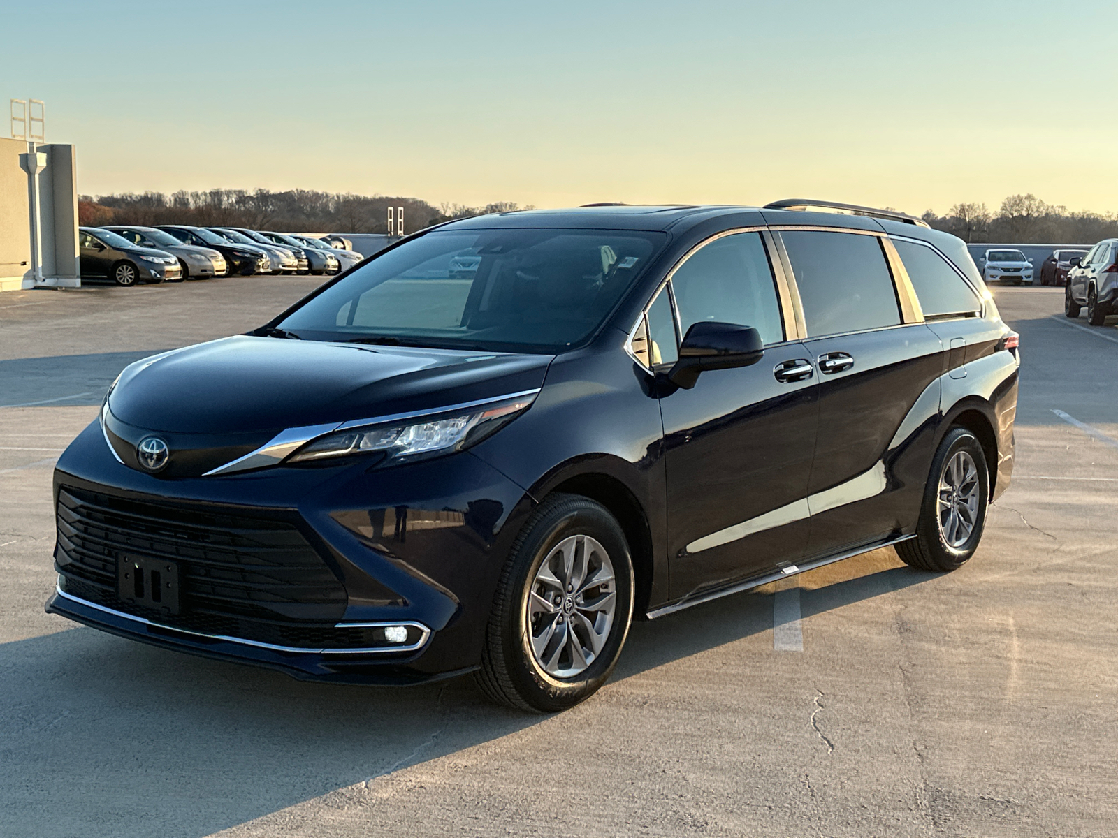 2023 Toyota Sienna XLE 2