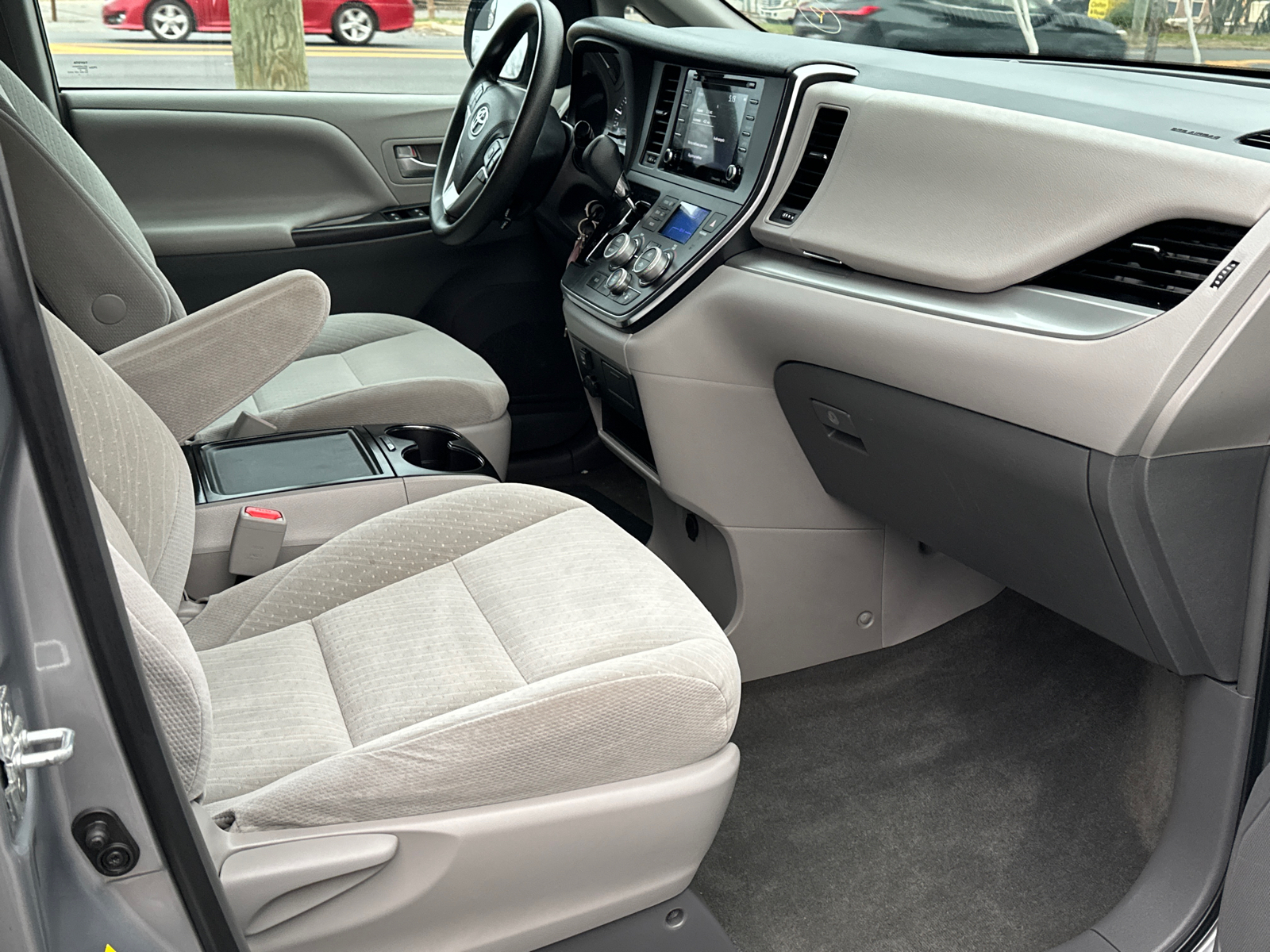 2018 Toyota Sienna LE 11