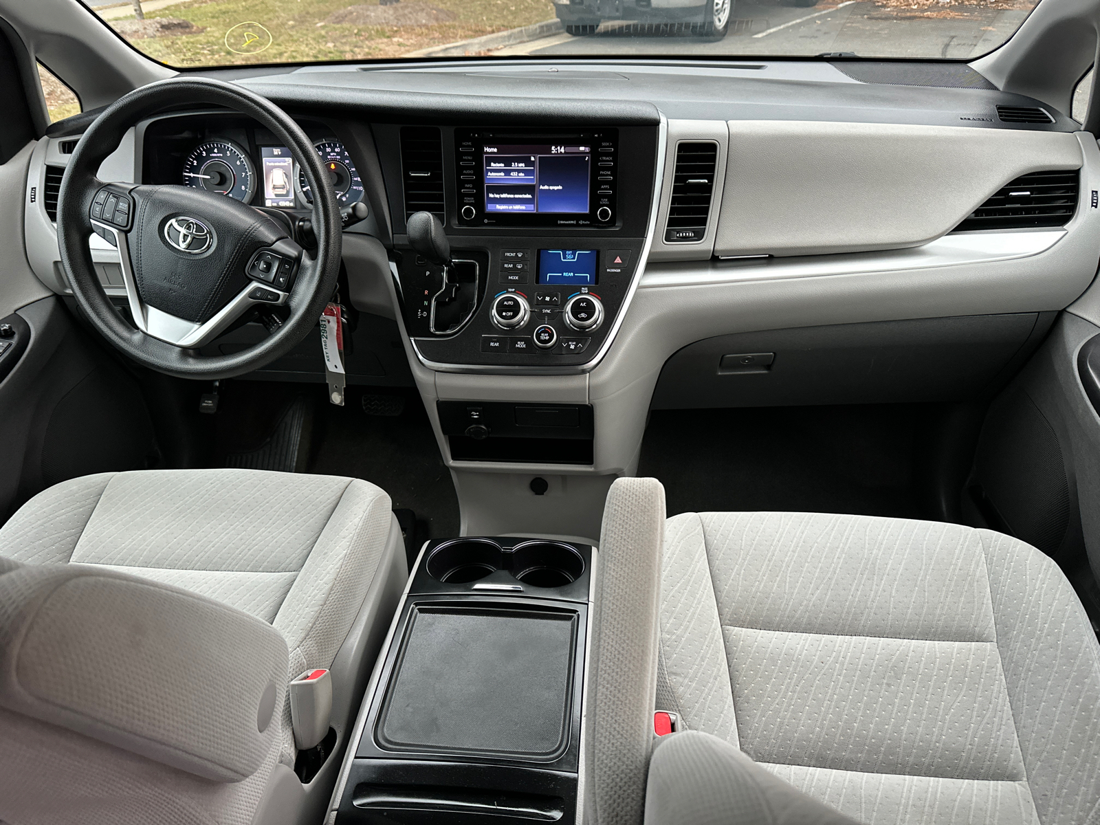 2018 Toyota Sienna LE 16