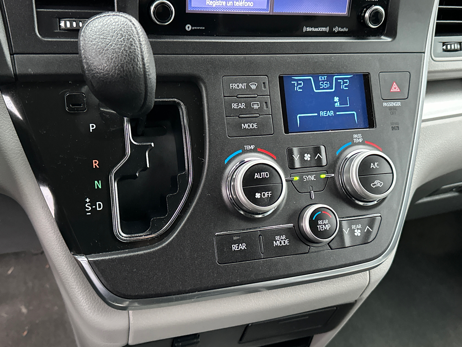 2018 Toyota Sienna LE 27