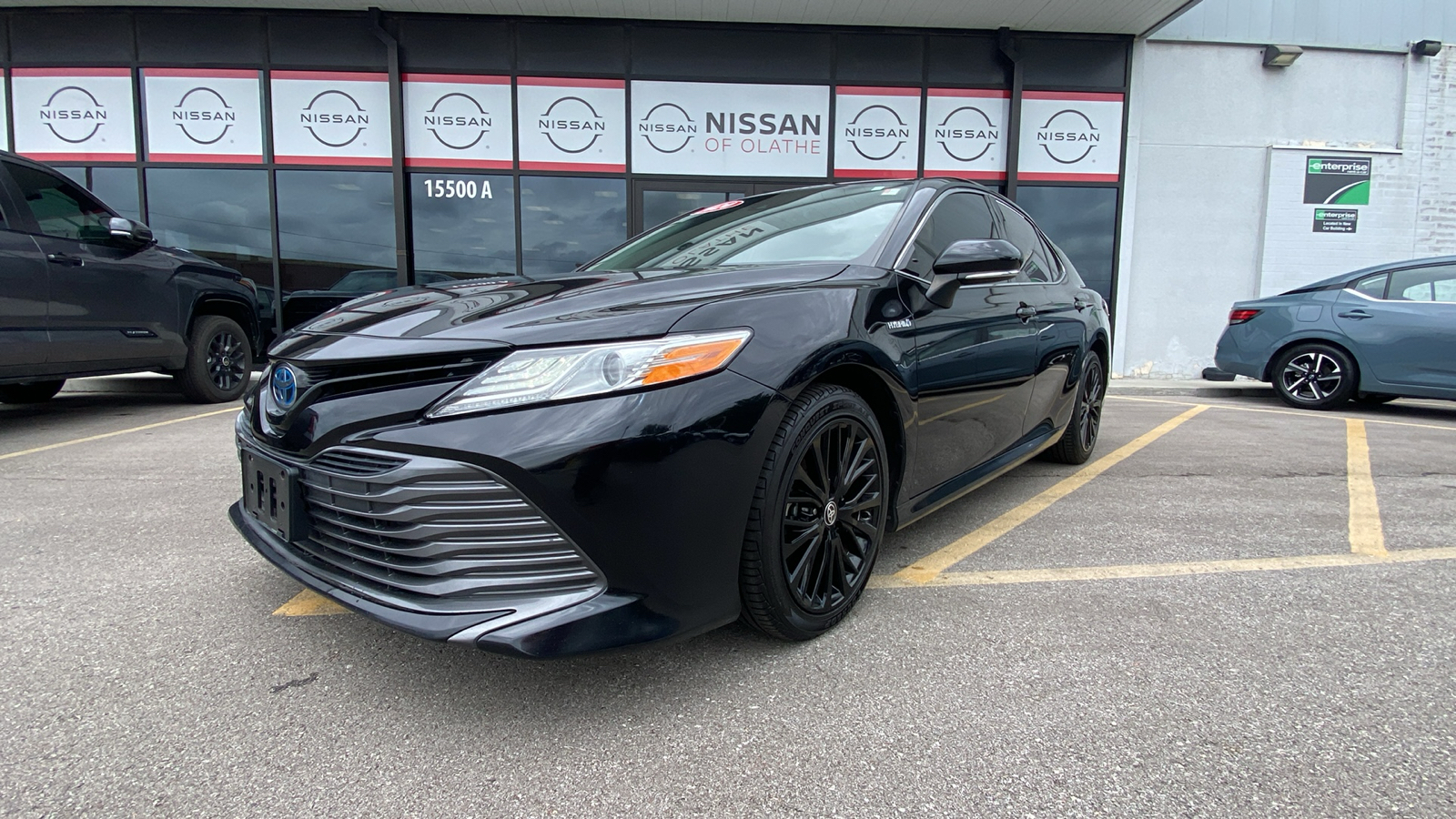 2020 Toyota Camry Hybrid XLE 2