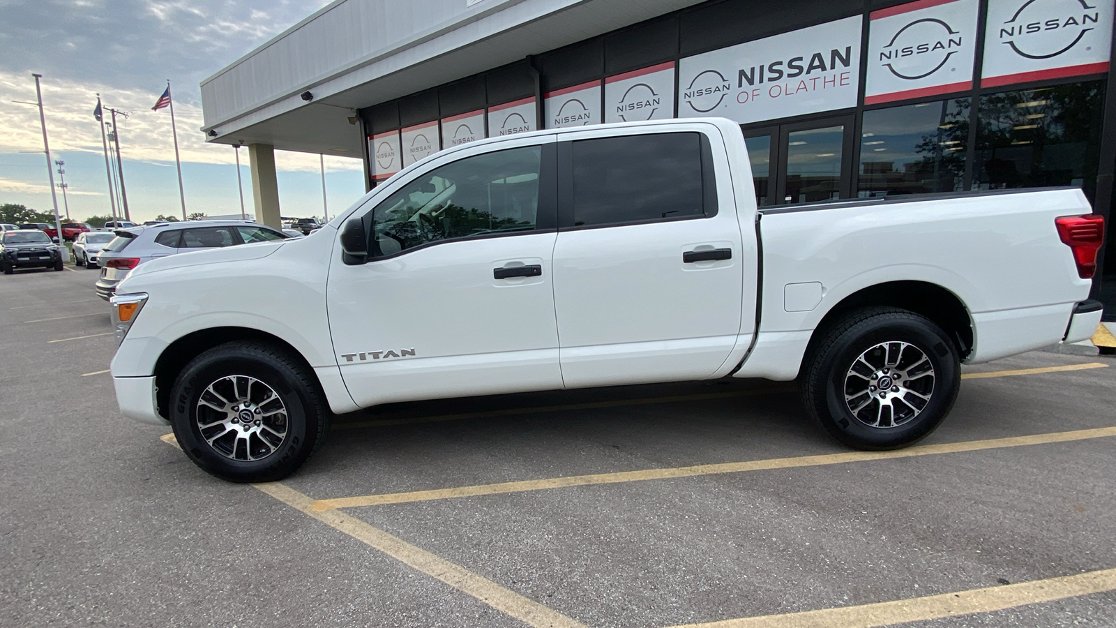 2024 Nissan Titan SV 10