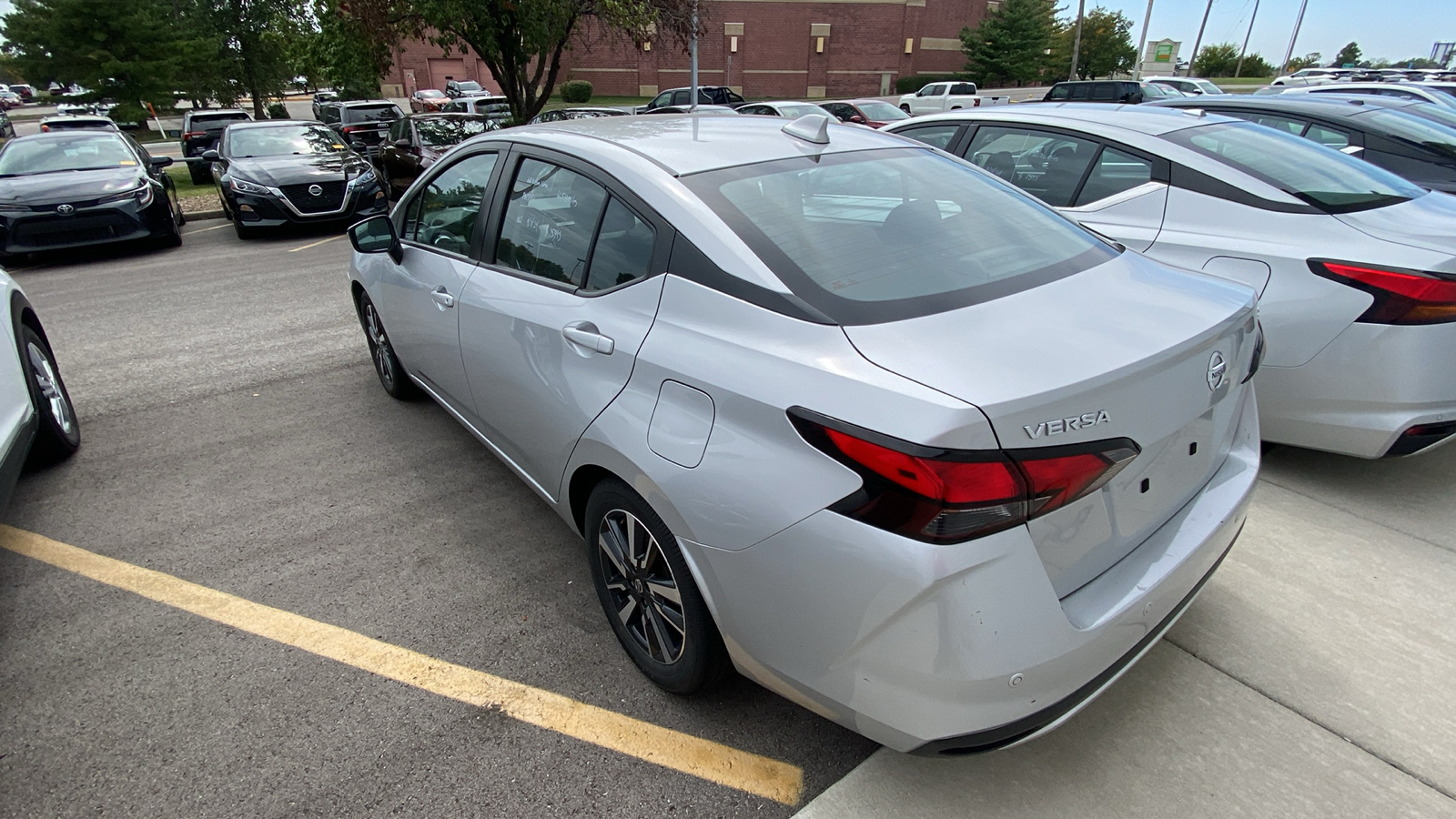 2021 Nissan Versa 1.6 SV 4