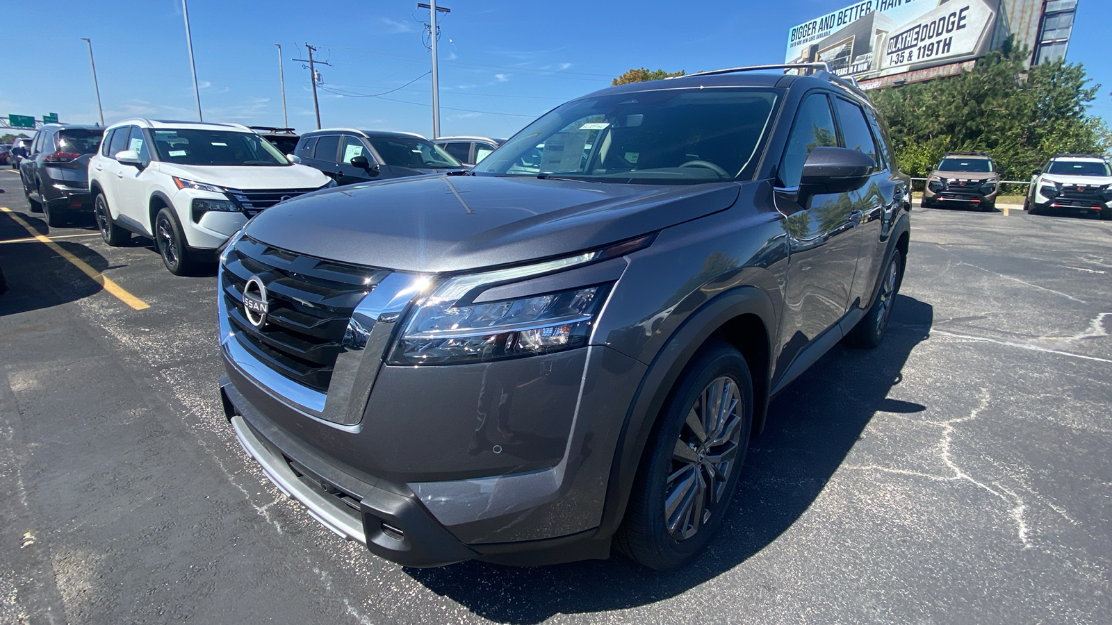 2024 Nissan Pathfinder SL 1