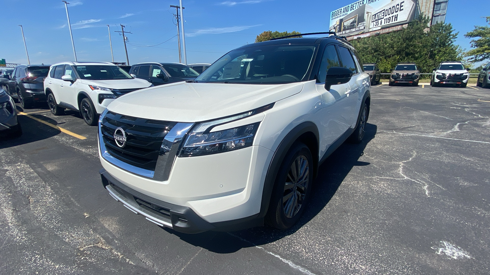 2024 Nissan Pathfinder SL 1