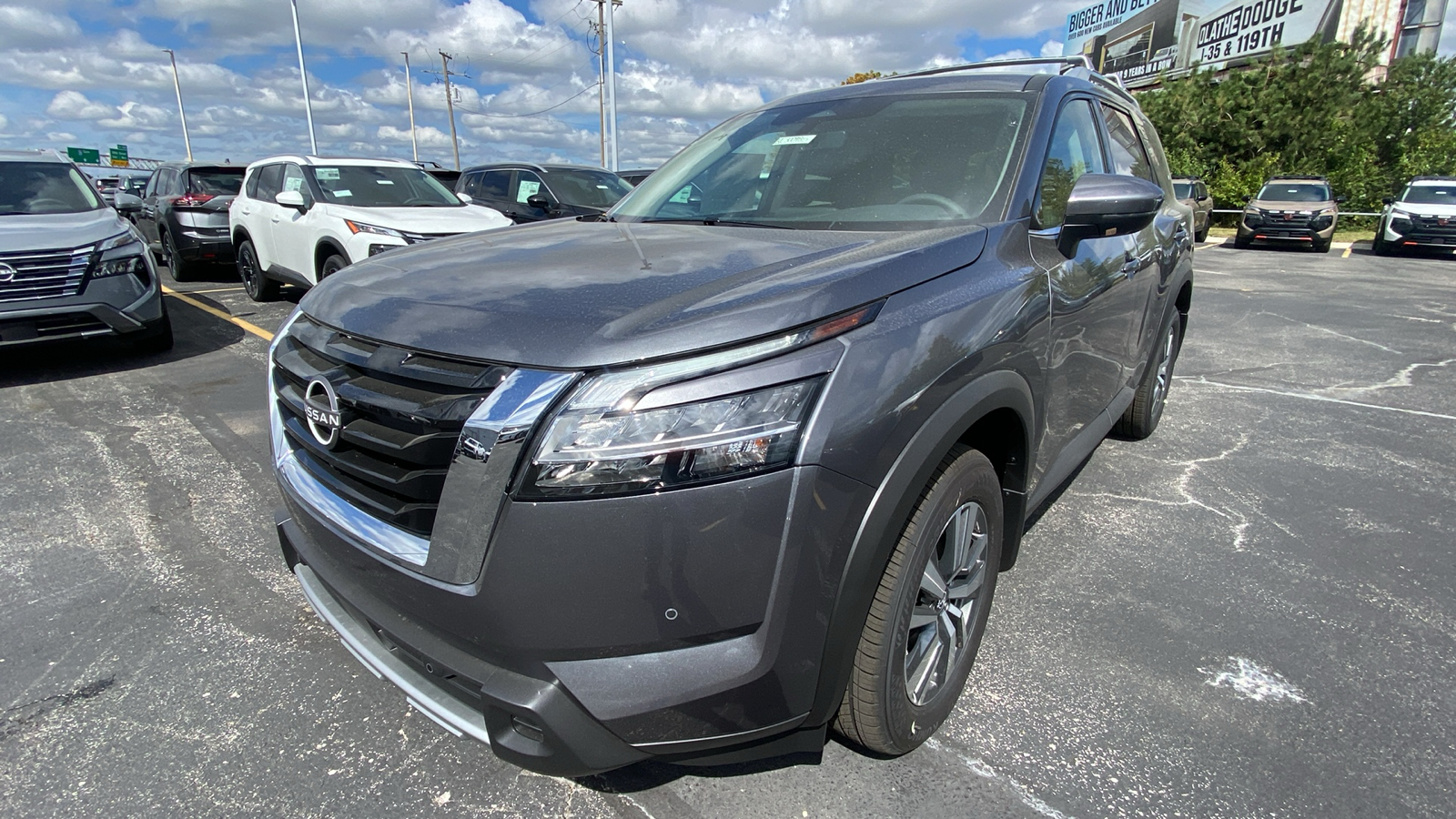 2024 Nissan Pathfinder SL 1