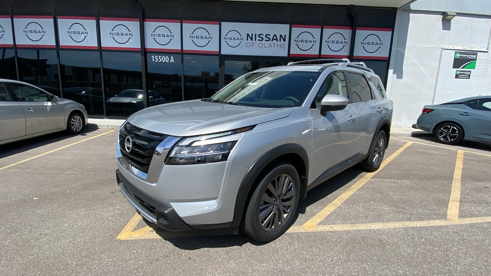 2024 Nissan Pathfinder SL 1