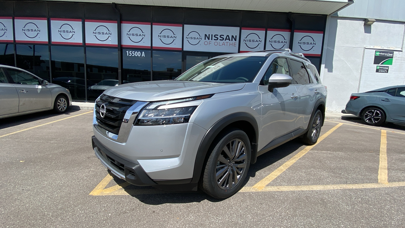 2024 Nissan Pathfinder SL 2