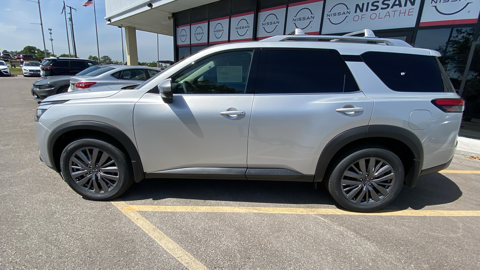 2024 Nissan Pathfinder SL 10