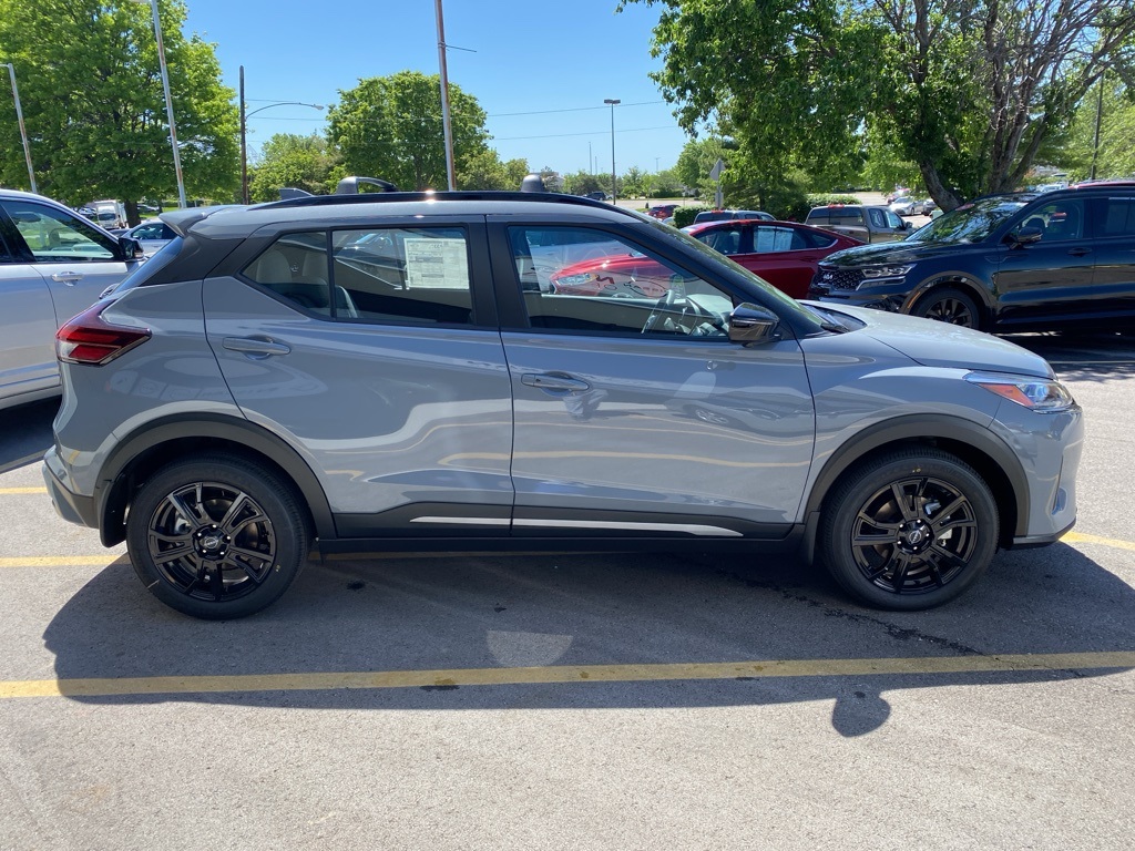 2024 Nissan Kicks SR 8