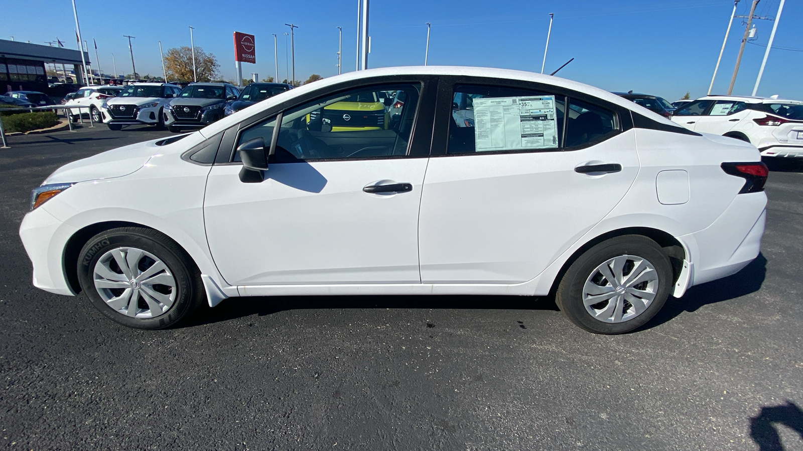 2025 Nissan Versa 1.6 S 8