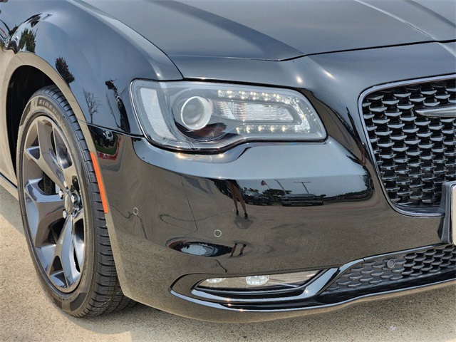 2023 Chrysler 300 S 8