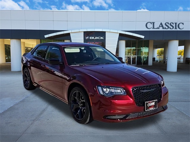 2023 Chrysler 300 Touring 2