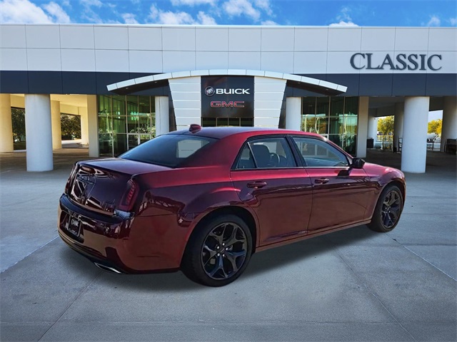 2023 Chrysler 300 Touring 8